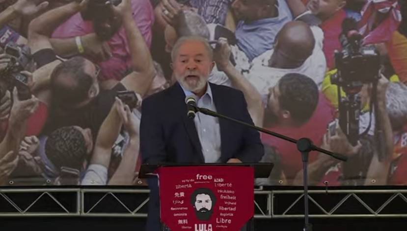 Lula fala para a população através das redes sociais